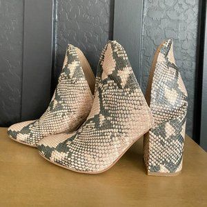 Steve Madden Tan/Black Snakeskin Bootie Size 6